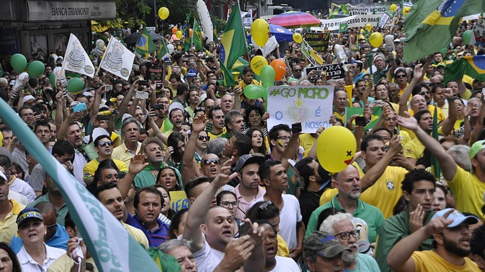 Crowd of Brazilians congregating around the time of the Brazilian president&#039;s impeachment