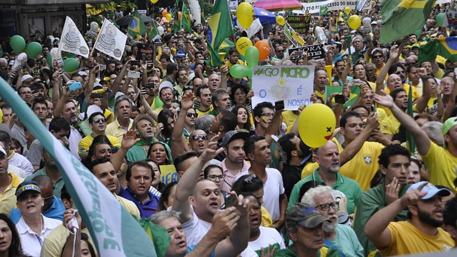 Crowd of Brazilians congregating around the time of the Brazilian president's impeachment