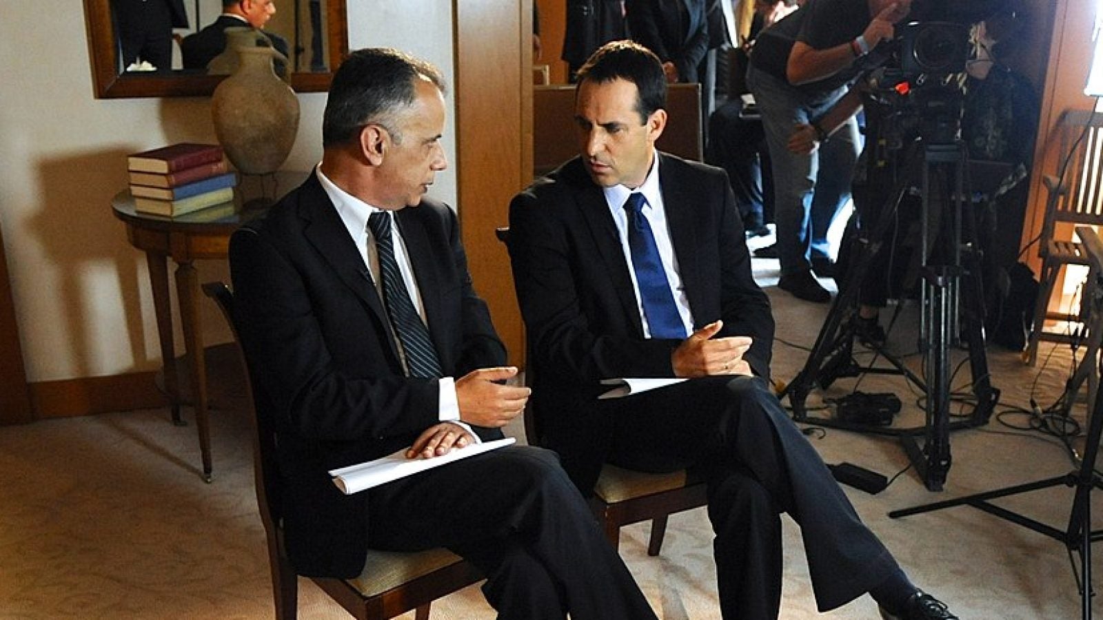Israeli and Palestinian Journalists Chat before interviewing Secretary Kerry
