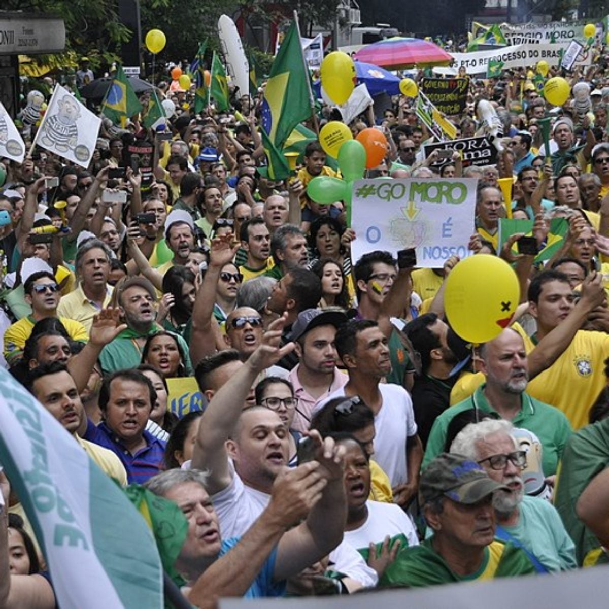 Crowd of Brazilians congregating around the time of the Brazilian president's impeachment